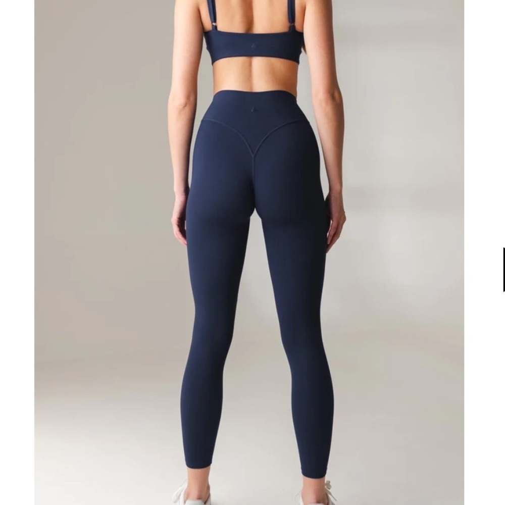 Elegant Navy High-Waist Leggings